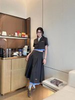 上新 Miumi* 缪缪 25Ss春夏新款短袖西装外套压褶半身裙套装 下角撞色对丝工艺 气质款 两色三码～ 颜色：黑色 灰色 码数：S M L 见尾图