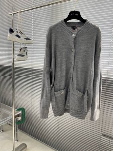 chane 书包扣针织开衫 定制羊绒锦缎混纺料 光泽自然 柔软亲肤 熠熠生辉的标志性双C扣装饰全幅 彰显品牌尊贵身份 流畅的剪裁线条 勾勒出穿着者的曼妙身姿 完