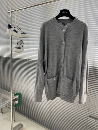 chane 书包扣针织开衫 定制羊绒锦缎混纺料 光泽自然 柔软亲肤 熠熠生辉的标志性双C扣装饰全幅 彰显品牌尊贵身份 流畅的剪裁线条 勾勒出穿着者的曼妙身姿 完