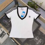款号 Dg8114 2025新款Adidas阿迪达斯经典三叶草Logo图案绣花V领女款短袖T恤 焕新时尚力 这件阿迪达斯T恤 纯净白色基底碰撞利落黑边 V 领