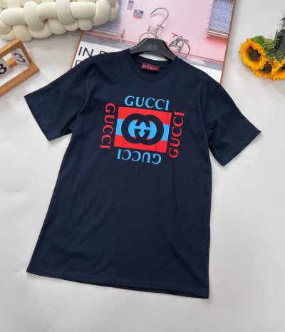 Gucci2025新款圆领印花字母短袖T恤 定制Yb原生全棉材质 透气舒适 质感十足 宽松T恤裁剪 凸显品牌格调 采用克重纯棉制成 略带有弹力 呈现显瘦视觉效果
