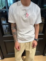 蒙口25夏季T恤太香！植绒Logo印花质感满满，纯棉上身舒适透气，宽松版型超级百搭，夏日出街必备~ 颜色：黑、白、 码数：S-Xl。宽松版本 下单报身高体重