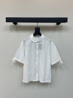 prad*25春夏新款花边领短袖衬衣 定制Yb斜纹全棉材质 柔软亲肤 舒适不易皱 短袖花边衬衫 上衣花瓣圆润领边点缀 袖口系带蝴蝶结呼应细节 增添甜美可爱气息