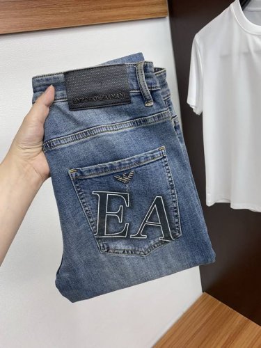 阿玛尼 25新款 市场独家订制进口丹宁牛仔面料 稀缺面料 超级舒服 工艺复杂四季款牛仔裤 针织牛从做旧 独家订制日本订制原单 高级品质 只有规模宏大的洗水工才能