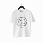实拍细节图+尺码表 Gucci 古驰 涂鸦喷绘双G字母圆领短袖 米白色细绒针织棉圆领短袖、罗纹滚边。采用16S细绒精棉面料，230G面料是一种全棉针织汗布，由于