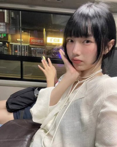 ib 2025春夏新款玫瑰细褶衬衫，双色玫瑰衬衫。 微喇袖型，垂坠弧度自带慵懒感，Sml