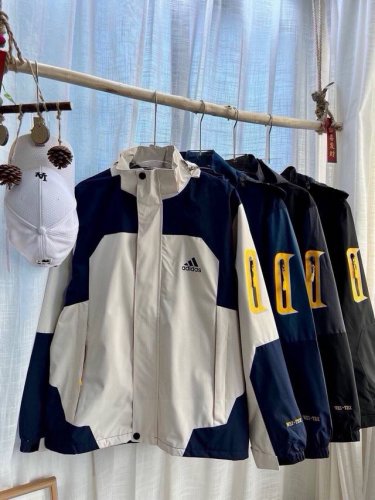 阿迪休闲户外冲锋衣 adidas阿迪达斯休闲户外冲锋衣外套夹克 透气舒适 良好的疏水性材料 有效阻挡潮湿环境 运动户外必选 给热爱健身运动的宝宝们福利 经典Lo