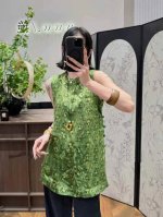 主推爆款 中式无袖马甲美到心巴上 精巧花纹 古典韵味与时尚感兼具 立领盘扣 细节精致考究 宽松版型不挑身材 适配多种下装 穿上它 氛围感狠狠拿捏 两色 Smlx