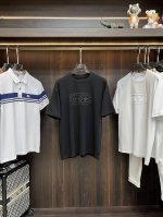 主推 Lv 独家专供秋季新款驴牌时尚休闲圆领短袖 高密度320克纯棉面料 高级密针刺绣 高端欧版原单T恤 潮流时尚休闲半袖 透气舒适度高 细节无可挑剔 品牌元素