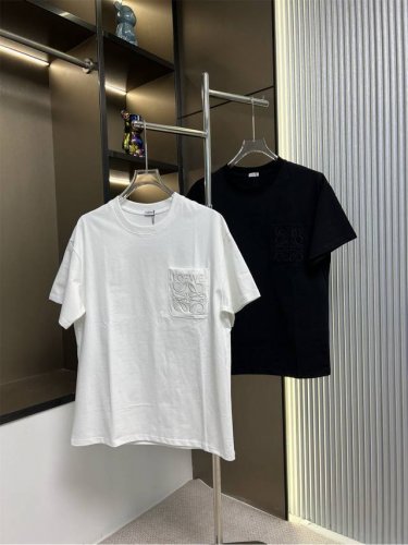 Loewe罗意威2025Ss新款刺绣口袋情侣休闲短袖T恤 最高版本！定制面料290克双纱！进口高密度刺绣！ 辅料：开模原版过鉴定领标100%真丝洗水标。正品代购