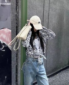 Louis Vuitto* 印花真丝衬衫， 通体满印标志性藤蔓花朵等自然元素图案 彰显品牌调性 打造端庄大方感 剪裁垂顺利落 修饰身材线条 翻领衬衣 时尚与实用