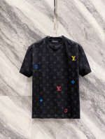 Lv 2025早春新款男女同款短袖T恤，！定制专属纯棉面料，定制原版工艺螺纹，胸前重工字母Logo工艺设计！简约大方，从容百搭，档次极高，完美融入时尚还有风情感
