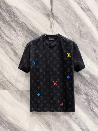 Lv 2025早春新款男女同款短袖T恤，！定制专属纯棉面料，定制原版工艺螺纹，胸前重工字母Logo工艺设计！简约大方，从容百搭，档次极高，完美融入时尚还有风情感