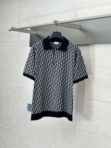 dio 迪奥 25Ss新款Oblique满印提花针织Polo衫 这款针织 Polo 衫饰以经典的 Oblique 印花。采用白色、蓝色和棕色棉质提花面料精心制作