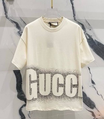 高品质 Cucci 古驰前后镂空喷墨星光T恤！ 25Ss春夏新品，官网同步开售。全身采用环保染料，无甲醛，对身体无危害， 采用32支260克双纱纯棉原版面料，时