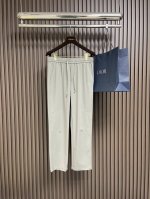 Moncler 2025Ss春夏新品直筒休闲裤，面料无敌，型款设计都无可挑剔的百搭款卫裤，户外运动都美。灵魂式的Logo仔章简约休闲， 五金辅料都是顶配 细节好