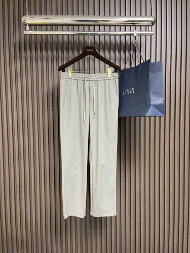 Moncler 2025Ss春夏新品直筒休闲裤，面料无敌，型款设计都无可挑剔的百搭款卫裤，户外运动都美。灵魂式的Logo仔章简约休闲， 五金辅料都是顶配 细节好