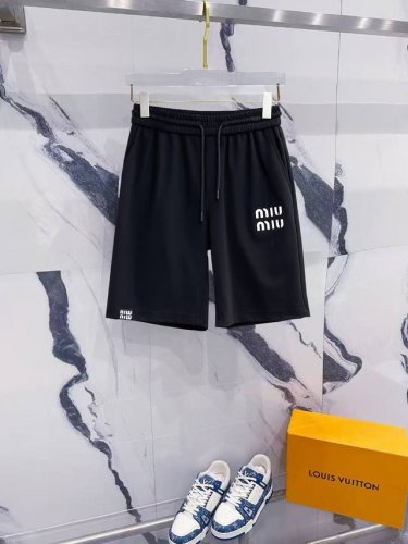 miumiu 缪缪 2025Ss夏季新款，原单专柜休闲短裤，奢华经典品牌原版Logo配饰 专柜热销款 身穿着非常舒适 低调不失奢华 穿出去非常有档次 裤型款式和