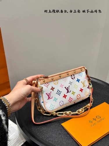 全套礼盒包 Lv 新款白彩铆钉腋下麻将包 2025村上隆联名白三彩[麻将包] 备受期待的村上隆终于来啦此次联名将Monogrammulticolore图案大放异