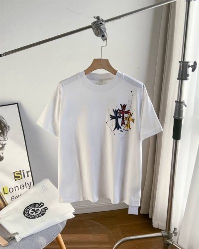 供 顶级复刻 重磅爆款 顶级Tee 强势上新 Chrome Hearts S S25 重工十字架涂鸦印花金圆领短袖T恤 货号: 8013 颜色： 黑色 白色 绿