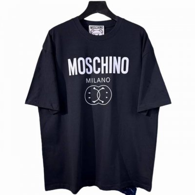 Moschino 莫斯奇诺 2025最新款潮牌情侣款 经典Logo印花圆领T恤 春夏新品 高品质280克纯棉面料 时尚百搭经典潮款 穿着舒适 透气 时尚 不失个