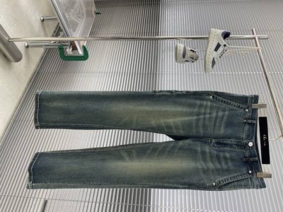 Dio 2025春夏系列牛仔长裤 尺码：30-38 37 版型：宽松直筒牛仔 工艺：后幅口袋洗水刺绣装饰本布定标 定制Logo 工字扣 选用经典洗水蓝颜色 Yk