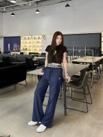 上新 Dio* 迪奥 织带提花字母牛仔裤 不挑剔身形要求 上身板板正正特别赞！搭配的风格也很通吃 富有肌理感的面料质感超赞 复古优雅～ 颜色：蓝色 码数：Sml