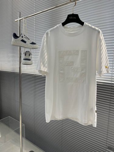 fend 2025Ss春夏短袖系列 版型：微阔版型 码数：M-3Xl 克重：260克重 成份：100%棉 潮棉面料 面料纹路平整清晰 手感挺括有型 工艺：图案真