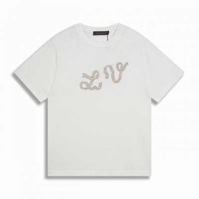 LV 2025Ss新款刺绣珠光纱针织短袖 本款短袖圆领衫的瞩目Lv Ribbon 刺绣以系结设计临摹串珠观感，可为日常造型注入别致魅力。 男女同款 Size: