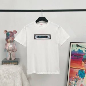 款号:Q03 # supreme Ss25 Week1 Receiver Tee 胸前徽标图案圆领短袖T恤 男女同款 宽松版型 采用260克精梳棉双纱 从面料到