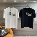 芬家 Fendi T恤 黑白间的趣味潮流风 胸前标志性的小怪兽眼睛图案，搭配彩色的品牌字母标识，趣味十足又极具辨识度，瞬间为简约的T恤增添了潮流感。“Made
