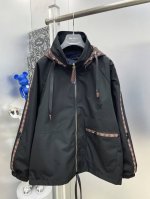 LV 路易 2025Ss开春新款拉链老花拼接Logo夹克连帽外套 Mm 专柜定制面料 透气舒适度高，细节无可挑剔，品牌元素设计理念，体现高品质。手感细腻柔软！呈