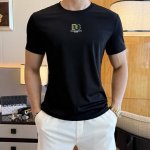 Dg 2025Ss蛇年贺岁款春夏精品短袖T恤 官网同步 高端品质 定制顶级丝光棉面料 顶级大厂1:1制作 时尚大牌重工艺Logo设计 手感柔软细腻 穿着亲肤舒适