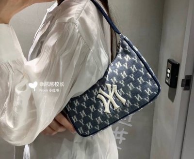 上新 韩国Mlb洋基队老花牛仔满印刺绣腋下包 泫雅同款 复古又休闲 专柜断货王 最近实在是太火了小红书种草无数 蓝色是夏天的颜色 非常简单又百搭 简简单单的高级