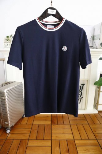 蒙口 Mon*Ler. 25夏季新款！经典圆领男士短袖时尚单品设计，更加时尚舒适，高标准定制，上身非常有型，胸前奢华品牌Logo 图案 客供辅料，采用顶级舒适棉