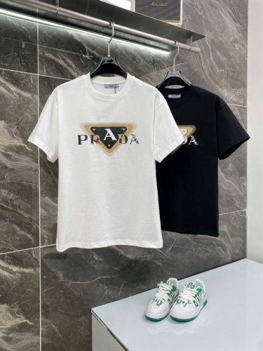 隔天到 Prada 普拉达 高品质320克 字母三角标涂鸦印花 原版面料 官方同款 短袖T恤 同缸染面料 手感非常舒服 春夏最新砖柜同步 时尚又个性 超级百搭