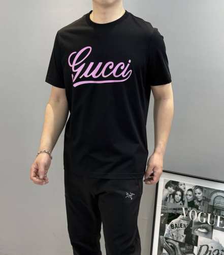 230 gucc*25S春夏纯色圆领短袖.男女同款！！采用190G丝光棉面料.胸口品牌字母撞粉色搭配.唐文烫画设计.超级好看的.三标齐.全品相多色推送！！！颜色