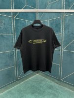 驴家 25Ss新款棉质 T 恤取材细腻珠地针织，以全幅 Damier 图案烘托丰盈肌理，再为胸前和后部点缀莹泽标识刺绣，成就温暖时节的优雅之选。 码数：S.M.