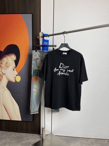 Dior2025夏季新品短袖T恤，一比一原版印花.三标齐 ！简约百搭款。纯棉面料.穿着透气舒适！黑白两色 微阔版型.男女同款！码数：M-Xxl M码可以穿到14