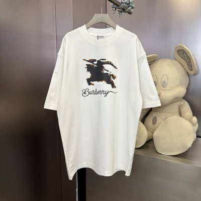 burberry 春夏限定款，320克高订面料，40支双纱，定制织梦雅韵罗纹棉 质感细腻 舒适贴肤 以纯黑之色 诠释着优雅 标志性地标识跃然衣上 低调却醒目 彰