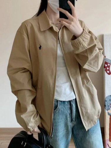 模特细节图# 最新款拉夫劳伦夹克外套 这是一个情侣款男生女生都能驾驭永远的经典 这个面料真的和其他的不一样新款没有老款那个硬邦邦我觉得更好穿啦~最为经典的大概就
