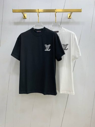Lv2025新款原单男士休闲打底短袖T恤！高端定制 高版本 时尚百搭爆款宽松版型原版进口420克双股纯棉面料 螺纹袖口.领口衣摆 手感超柔软细腻 穿着亲肤舒适