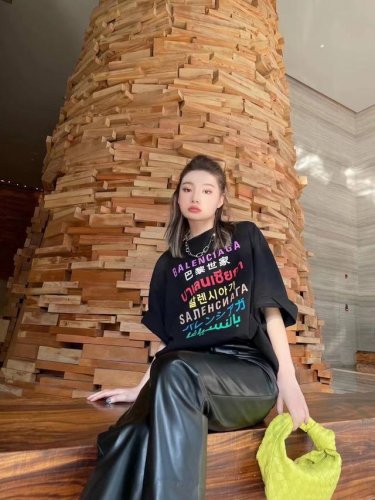 上新！Balenciaga巴黎世家新款七国语言字母短袖T恤，把经典玩出不同，打破单一设计再创造，增多点趣味性！男女同款入，厚实有质感，透气且吸汗，喜欢就盘她！