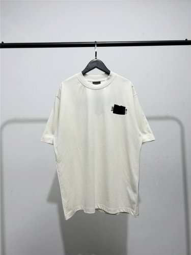 高版本，质量很好！巴黎世家 Balenciaga男女同款胸前背后胶条可乐刺绣，短袖T恤！此款尺码偏大，最小Xs穿到 斤左右！最大穿到200多斤！巴黎可乐胶带刺绣