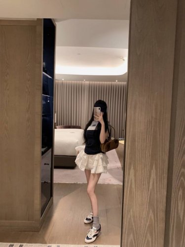 新品上新 Miu Miu 缪缪 撞色假两件短袖 高级定制 Miumi*缪缪拼接撞色减龄假两件短袖T～～自留款 百搭显瘦 超级显腰身 款号：002793 尺码：S