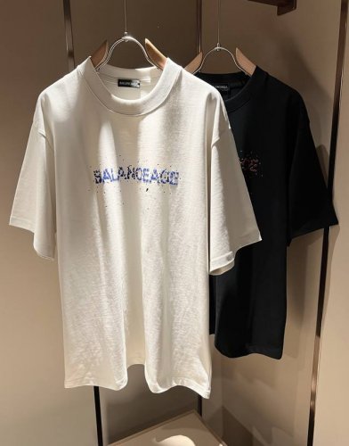 Balenci*Ga巴黎*家 2025春夏新款男女同款短袖T恤！走秀图案Logo压绒时尚休闲短袖T恤衫！设计Logo印花设计！极具设计精选客供260G纯棉面料，