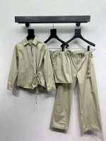 G家系列款系带衬衣 非常高级的进口高密度质地 上身非常飒爽 干净有品 提气质~~完全按照高定成衣水准 一眼爱上 气质Mm必入单品 高品质 尺码Sml