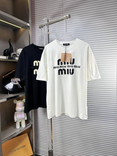 miu*缪缪 Ss25春夏新款短袖，顶级图案Logo，帅气时尚，简约百搭款。面料棉 不仅挺括，保持潮流的廓形，又穿着舒适，纱织更细腻 码数：M-Xxxl