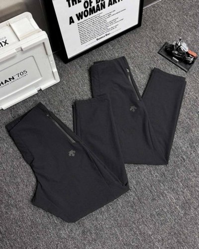 Descente 迪桑特2025户外男士速干挺阔版型梭织运动长裤 户外速干机能裤，户外登山徒步休闲长裤胶印印花！徒步系列采用高密度登山布面料，非常结实具备良好的