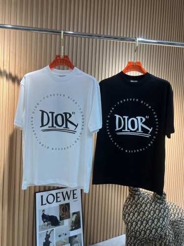 迪奥Dior 2025春夏新款首发专柜最新款短袖圆领T恤 高端订制 设计前卫时尚！品牌Logo印花设计 高端定制丝光云朵棉面料.手感柔软.穿着舒适.专柜级别精致